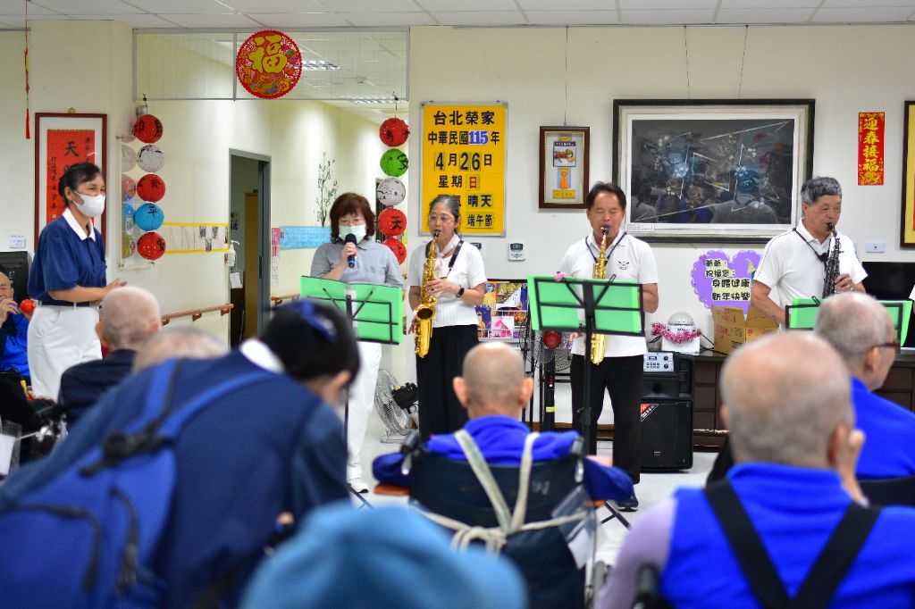 「大樹薩克斯風樂團」和其他三峽在地的表演團體,為長者帶來音樂和舞蹈表演,希望他們能夠隨著音樂互動,享受愉快的時光。
