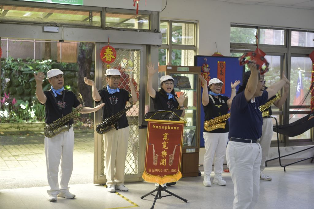 「寬寬樂團」帶來薩克斯風表演,將氣氛帶到高點。
