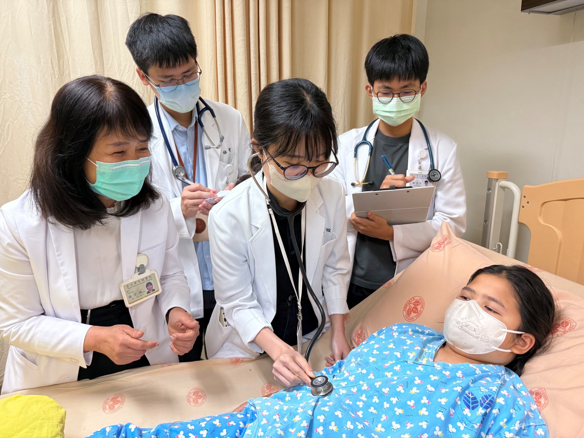 楊令瑀(左一)帶領醫學生進行床邊教學