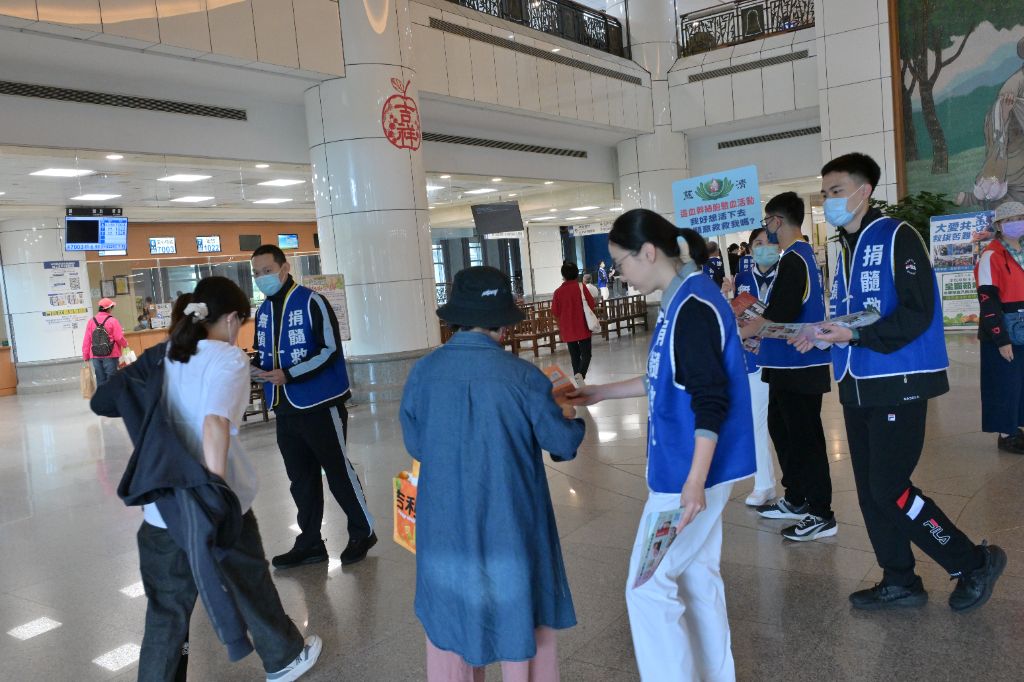 青年志工、警專慈青與志工共三十位,在臺北慈院一、二、三各樓層宣導,彎腰遞上驗血建檔宣導單,讓大家了解「救人一命,無損己身」。
