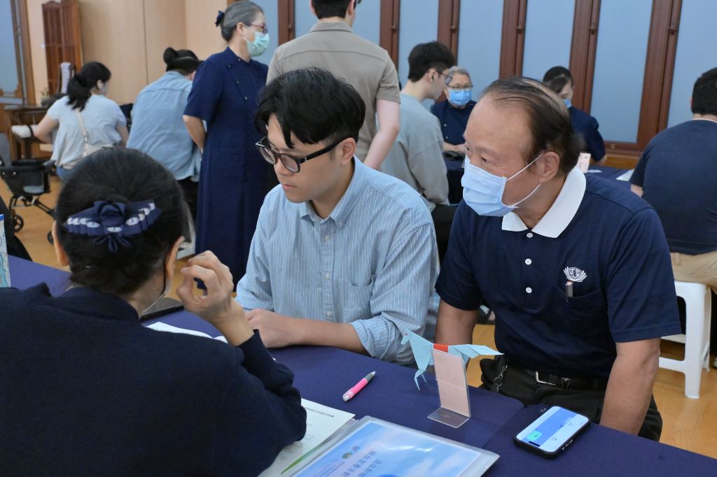 志工朱建興(右)陪伴女婿廖培丞(左)參加驗血建檔,聽完完整流程與說明,原來捐贈並沒有想像中可怕;反而是一個有機會拯救生命的行動。