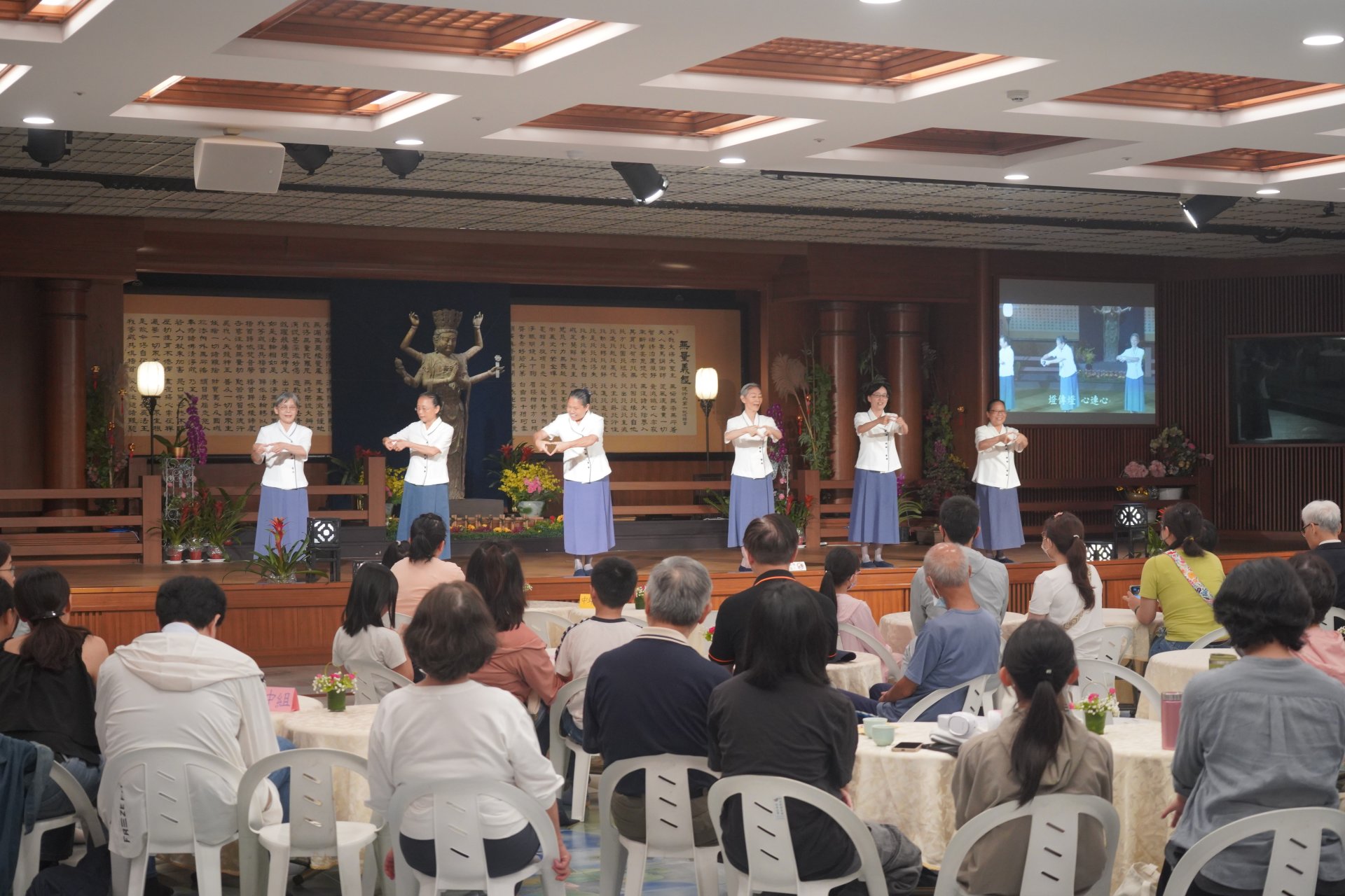 慈濟5月3日在花蓮靜思堂舉行「美哉!靜思堂」寫生比賽頒獎典禮暨作品展,活動前以手語呈現人文之美。