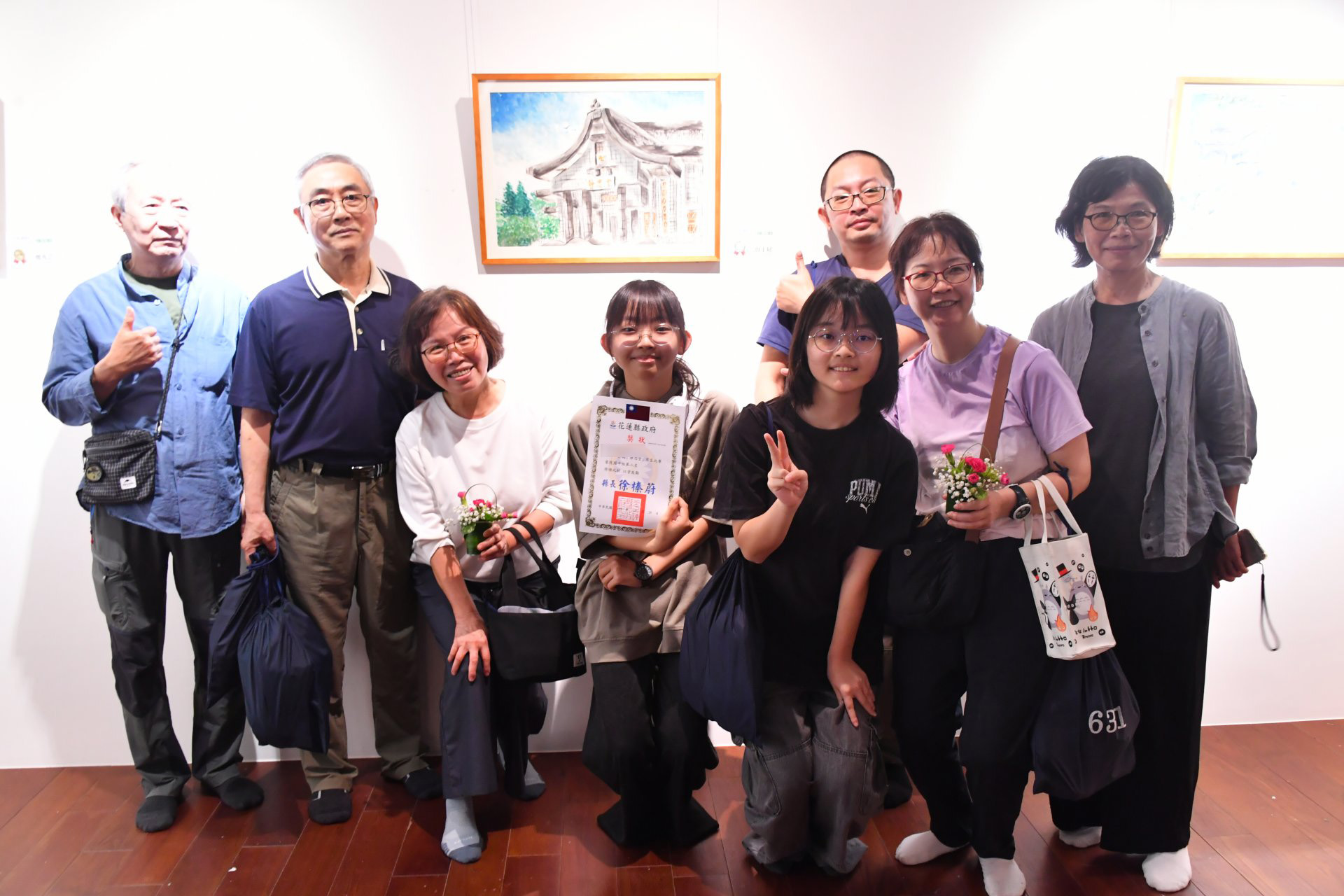 國中組第二名曾同學(拿獎狀者)在姊姊、父母、祖父母及親友陪同下上台領獎,8個人在獲_0