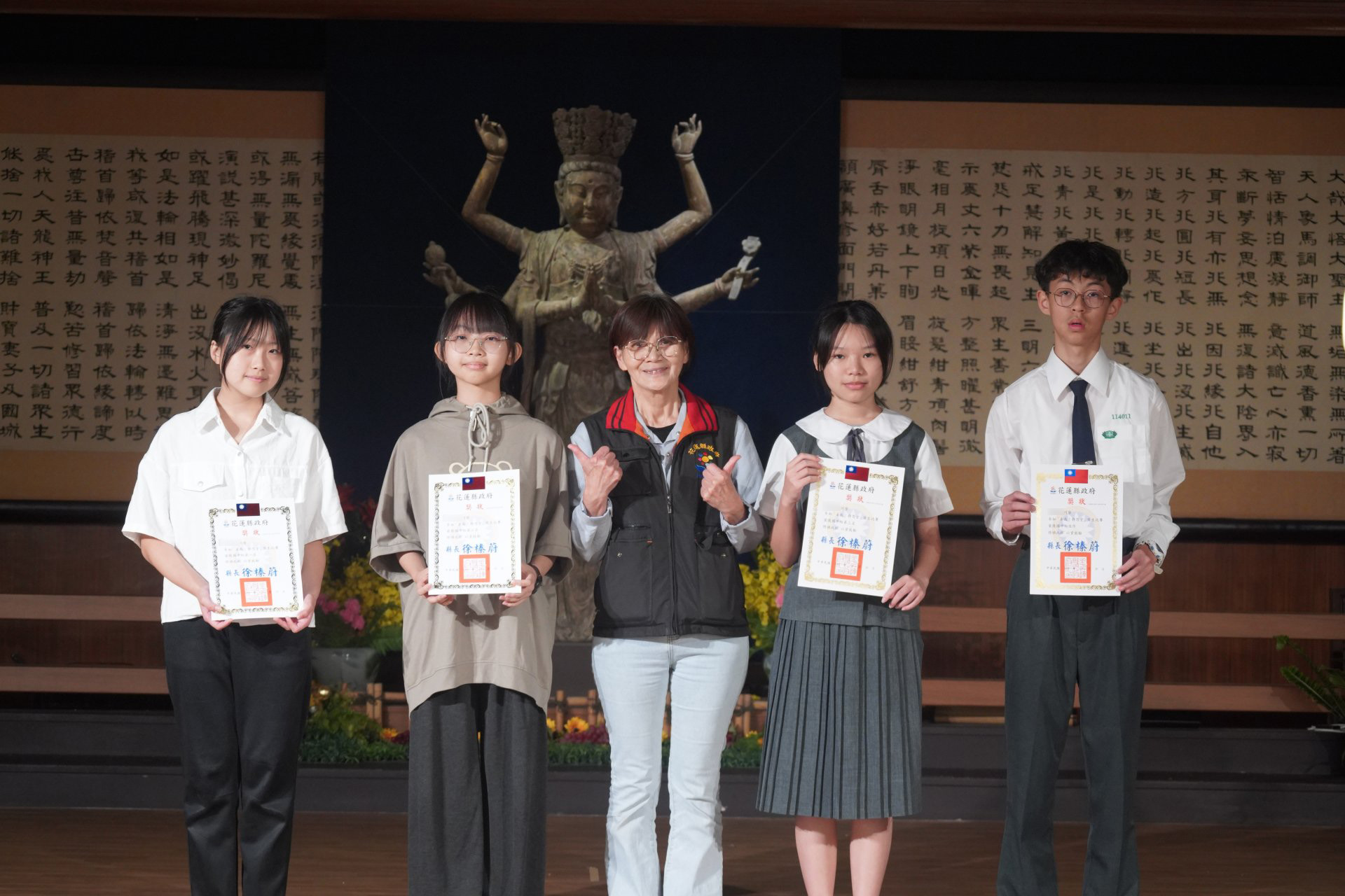 慈濟5月3日舉行「美哉!靜思堂」寫生比賽頒獎典禮,圖為國中組獲獎者
