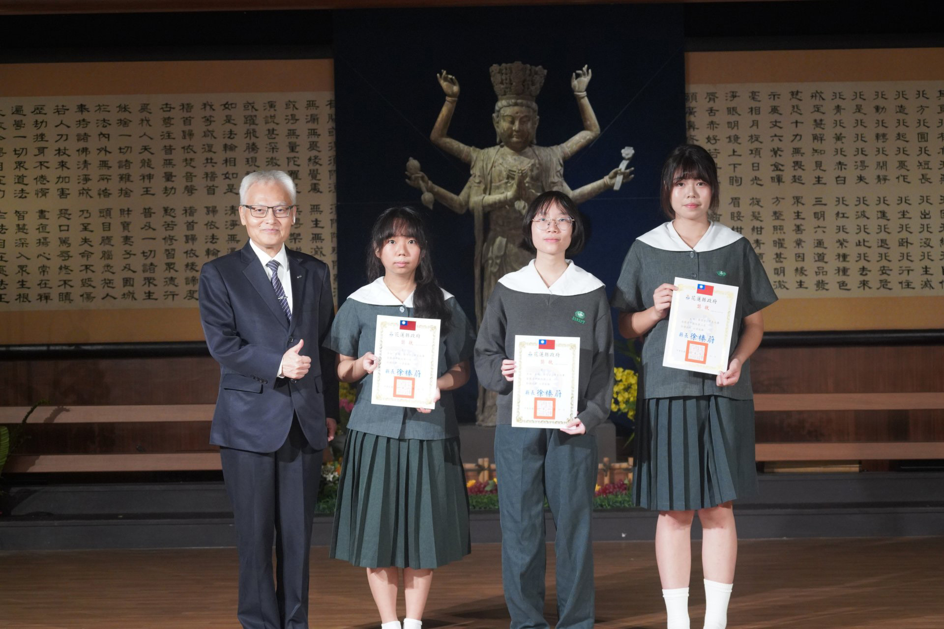 慈濟5月3日舉行「美哉!靜思堂」寫生比賽頒獎典禮,圖為高中職組獲獎者