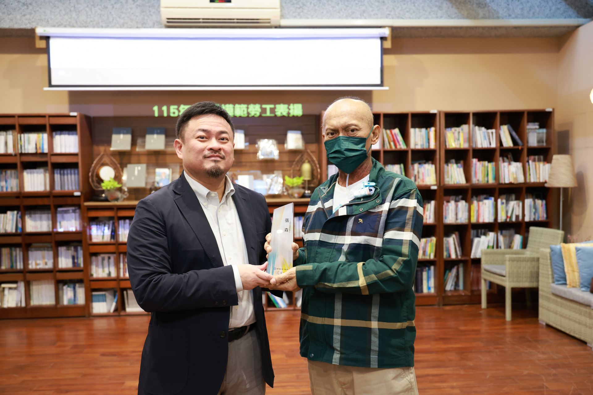 洪申翰部長將2026年的全國模範勞工獎座攜帶至花蓮慈院，親自頒贈給搶救光復堰塞湖洪災有功的幕後英雄張森。