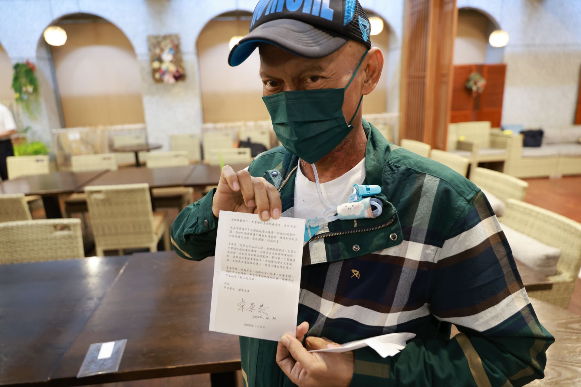 張森開心展示行政院卓院長送給他的祝福卡片。