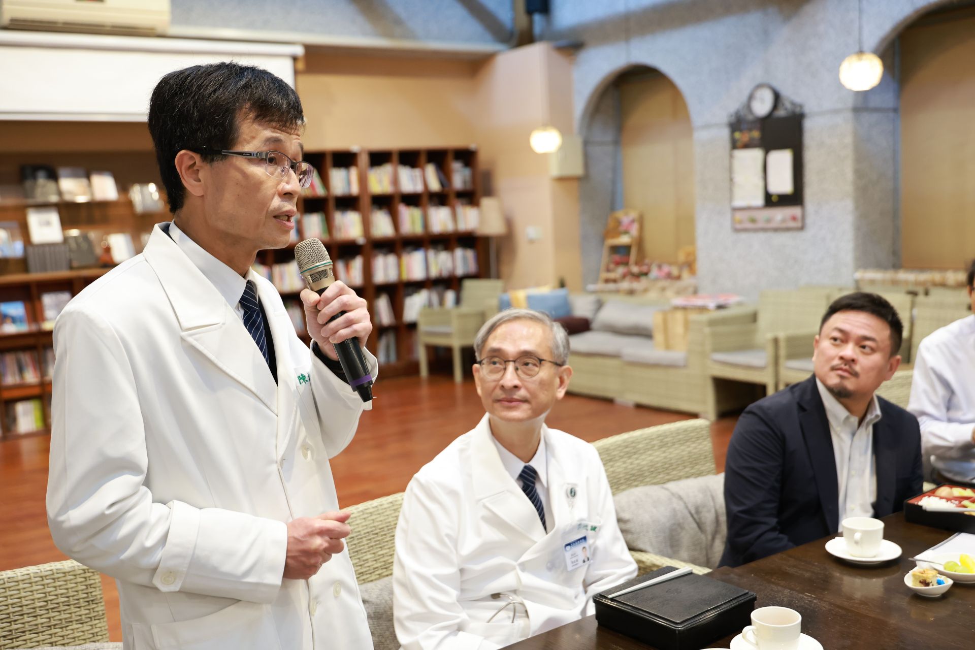 陳培榕副院長(左一)是耳鼻喉科的權威，尤其東部對治療鼻咽癌有相當經驗，他向洪部長(右一)說明對張森的完整治療與照顧計畫。
