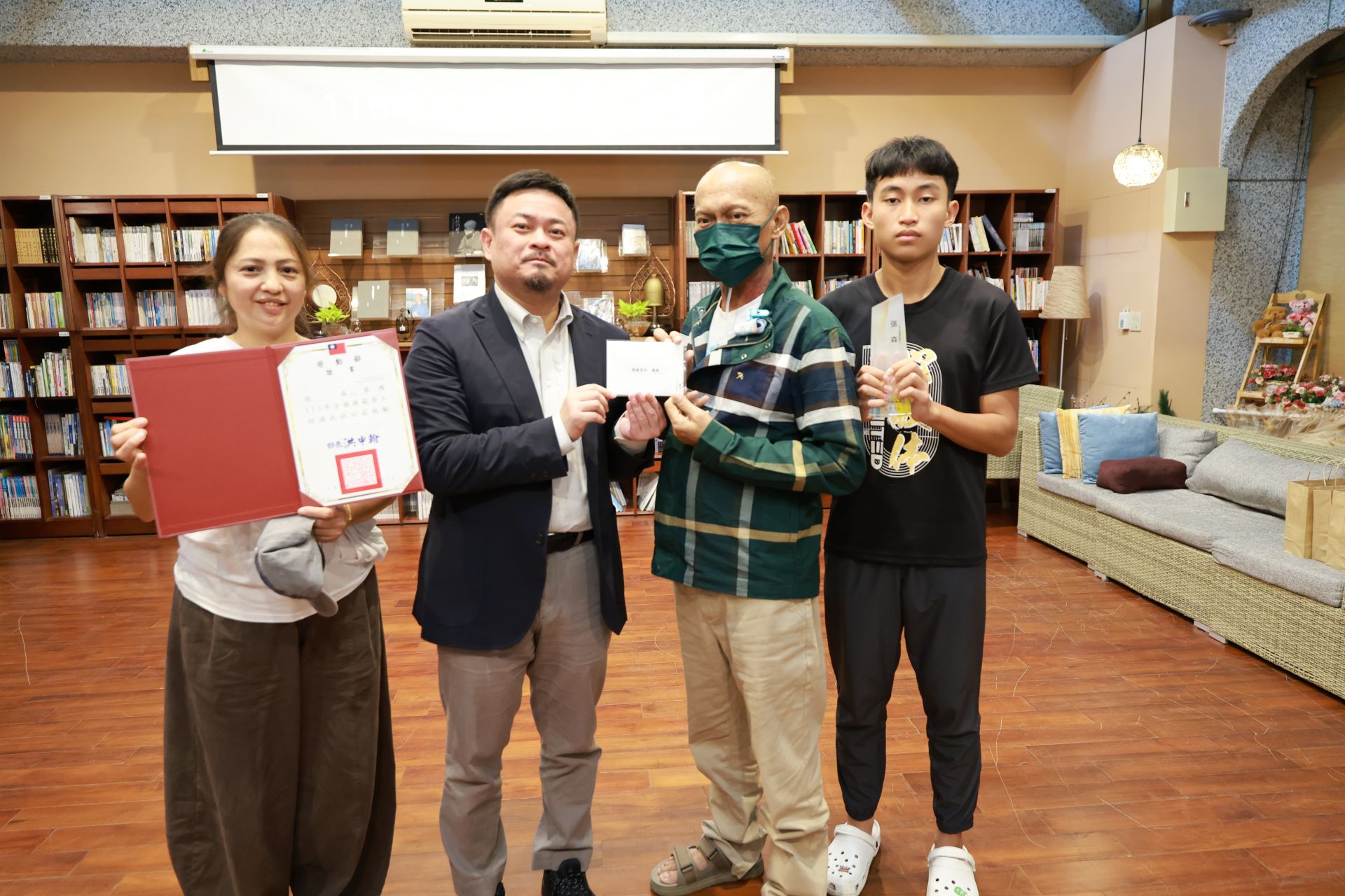 張森的兒子張騰(右一)是光復高中的標槍選手，光復高中也在堰塞湖溢流中受災，3日張騰和張森的妹妹張鳳珍(左一)代表家人，與張森一起受獎同感榮耀。