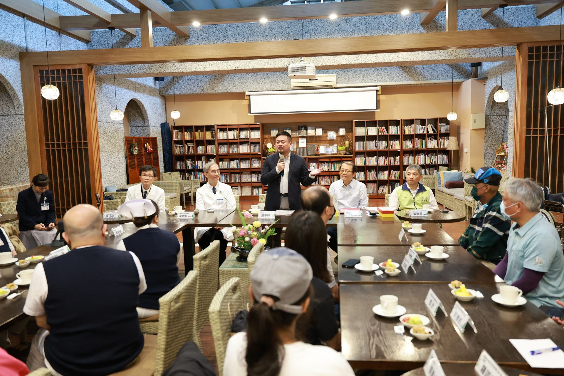 勞動部洪申翰部長特地利用假日赴花蓮慈濟醫院探視模範勞工代表張森，也感謝花蓮慈院醫療團隊。