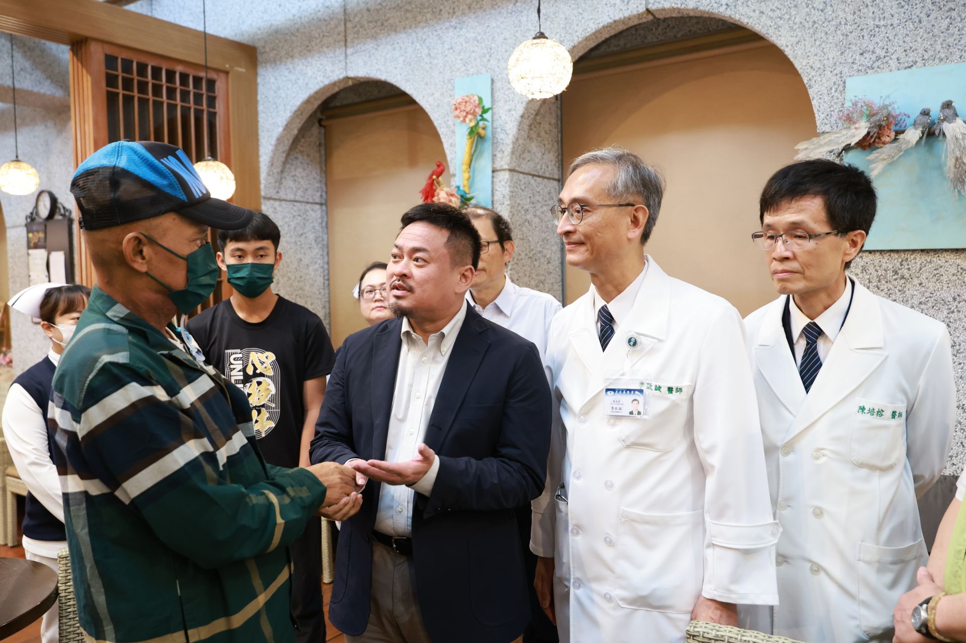 勞動部洪申翰部長(左二)親自至花蓮慈院，鼓勵正在治療的全國模範勞工代表張森(左一)。左三為代表血液腫瘤科團隊的李啟誠副院長，及帶領耳鼻喉科團隊的陳培榕副院長(右一)。
