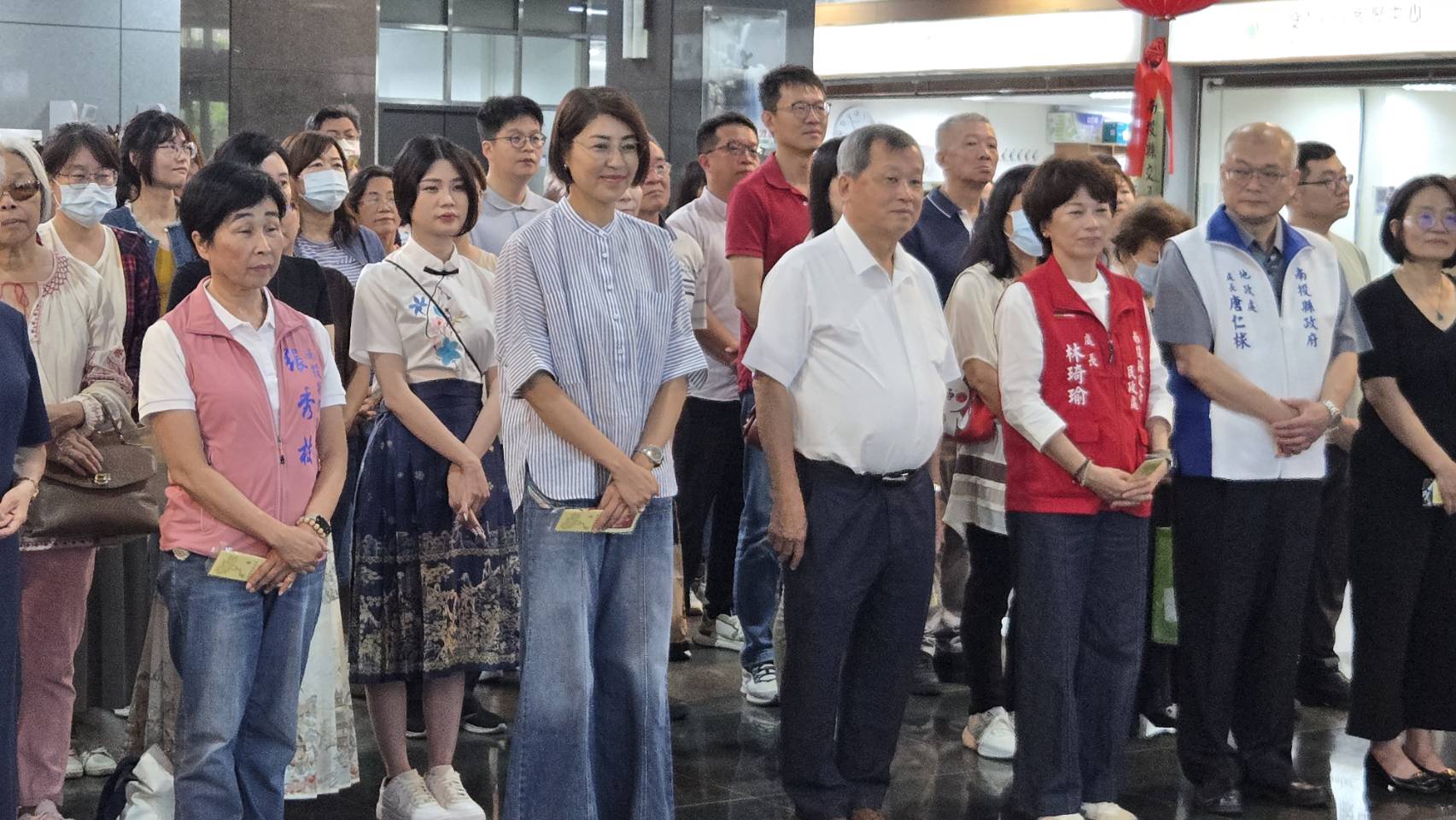 許淑華縣長與縣府人員一起參與浴佛,祈願平安