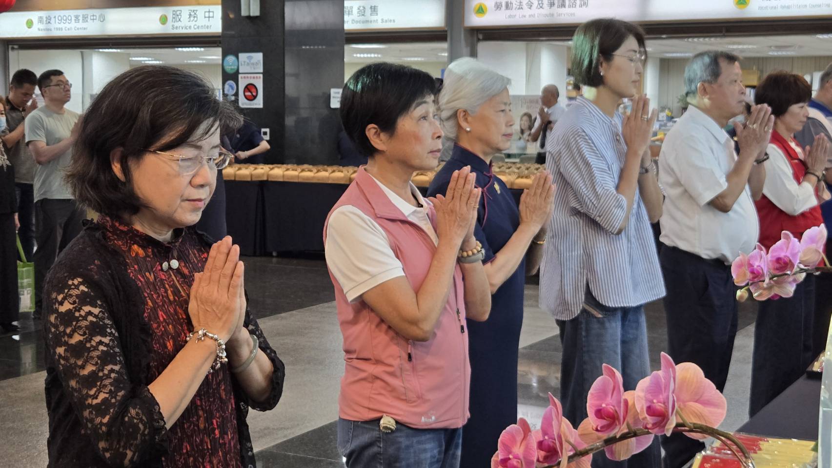 許淑華縣長與縣府人員、民眾一起參與浴佛,祈願平安