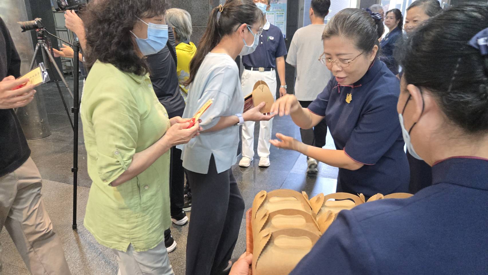 南投慈濟人準備祈福香袋掛飾和壽桃與民眾結緣。