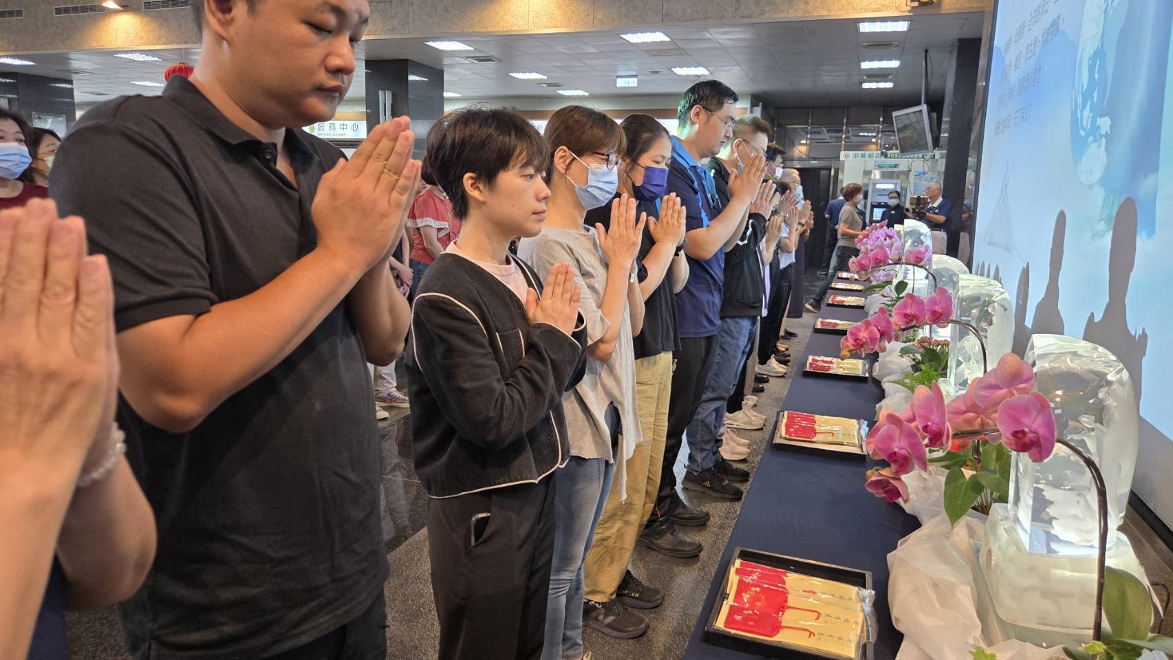 南投慈濟5月4日上午在南投縣政府舉行浴佛典禮,場面溫馨。