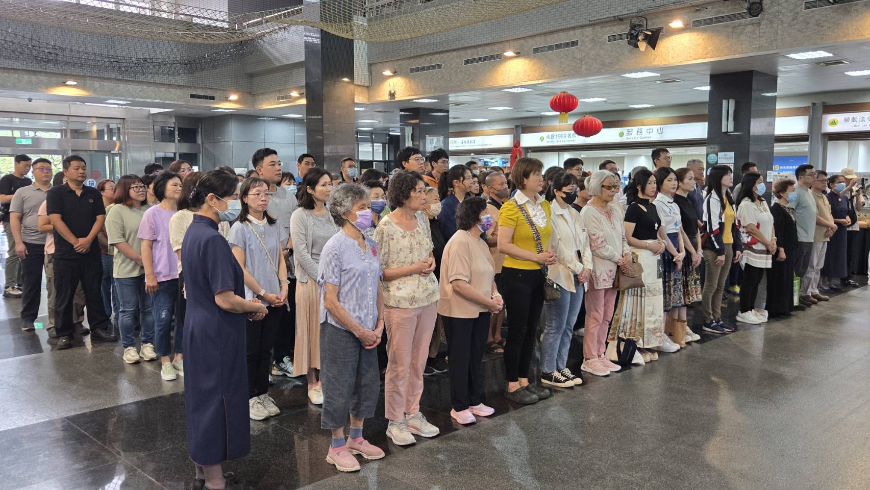 南投慈濟5月4日上午在南投縣政府舉行浴佛典禮,縣府人員與民眾熱烈參與。_0