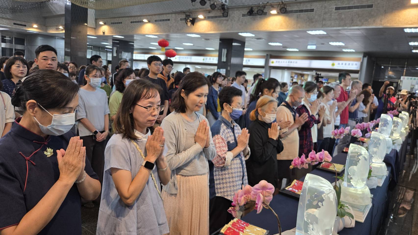 南投慈濟5月4日在南投縣政府舉行浴佛典禮,洽公民眾紛紛駐足參與。