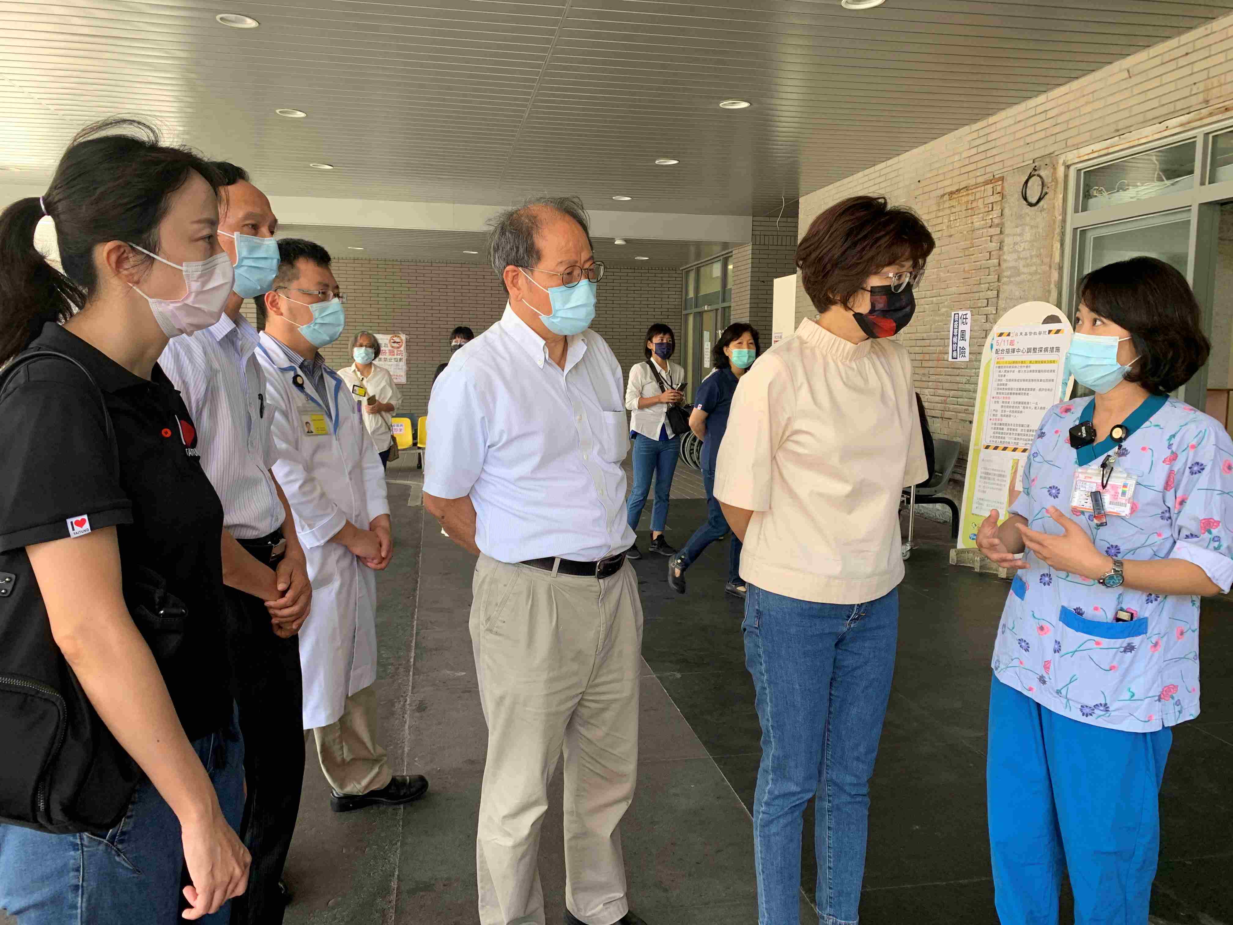 2021年新冠肺炎疫情期間,台東縣長饒慶鈴(右二)視察東基急診戶外篩檢站,急診室護理長吳佳珉(右一)向饒縣長說明處理流程。
