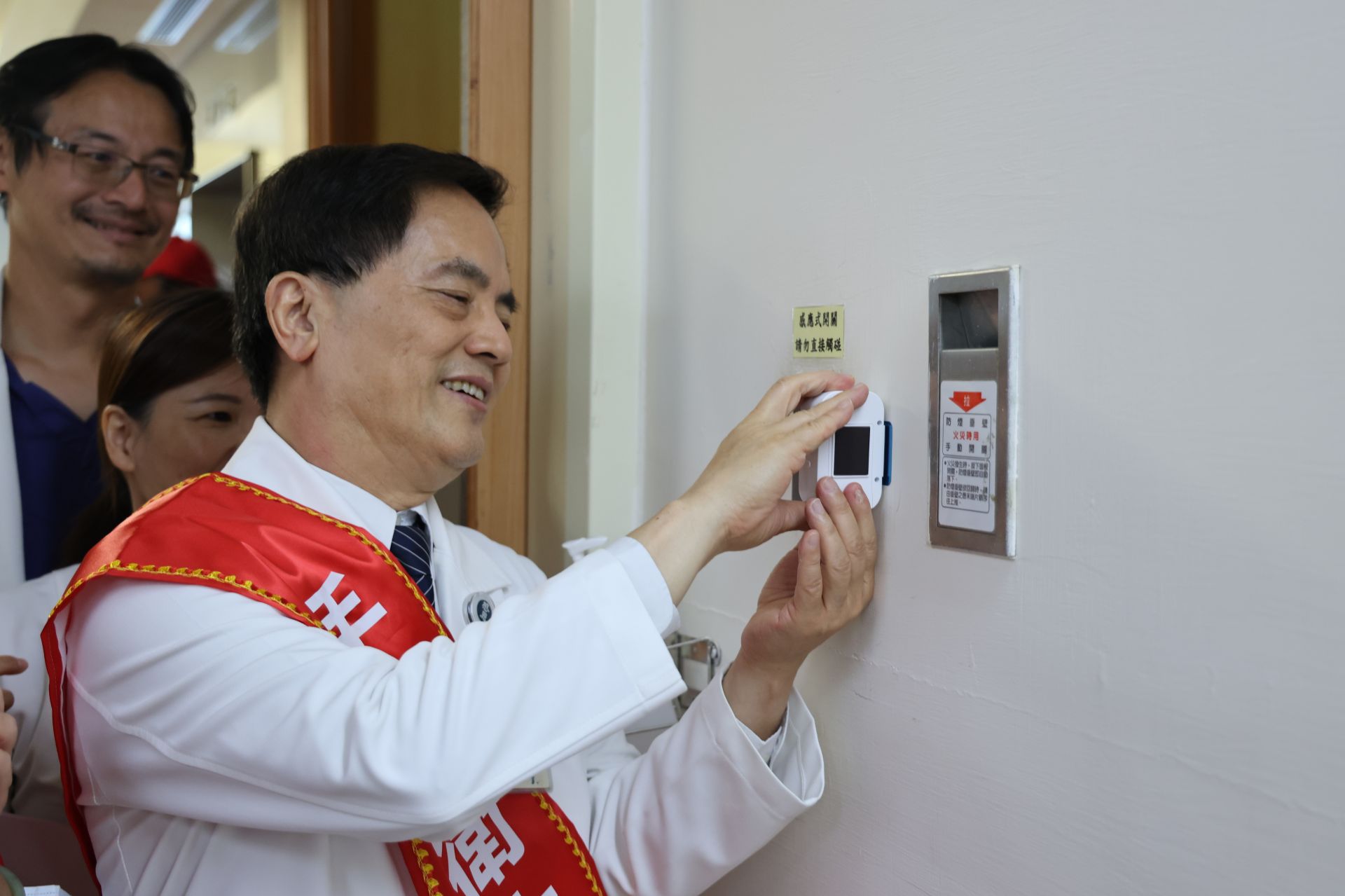 林欣榮院長錄製語音提醒「接觸病人要洗手！」，並安裝在外科加護病房門口，提醒提醒同仁落實感染防治。