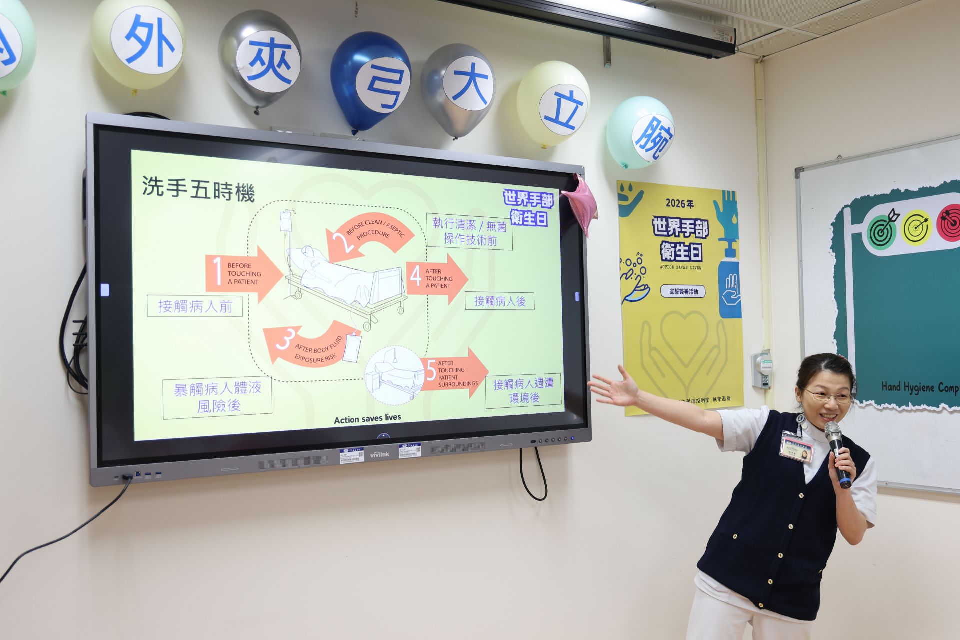 感控護理師何翠華也複習「洗手五時機」。