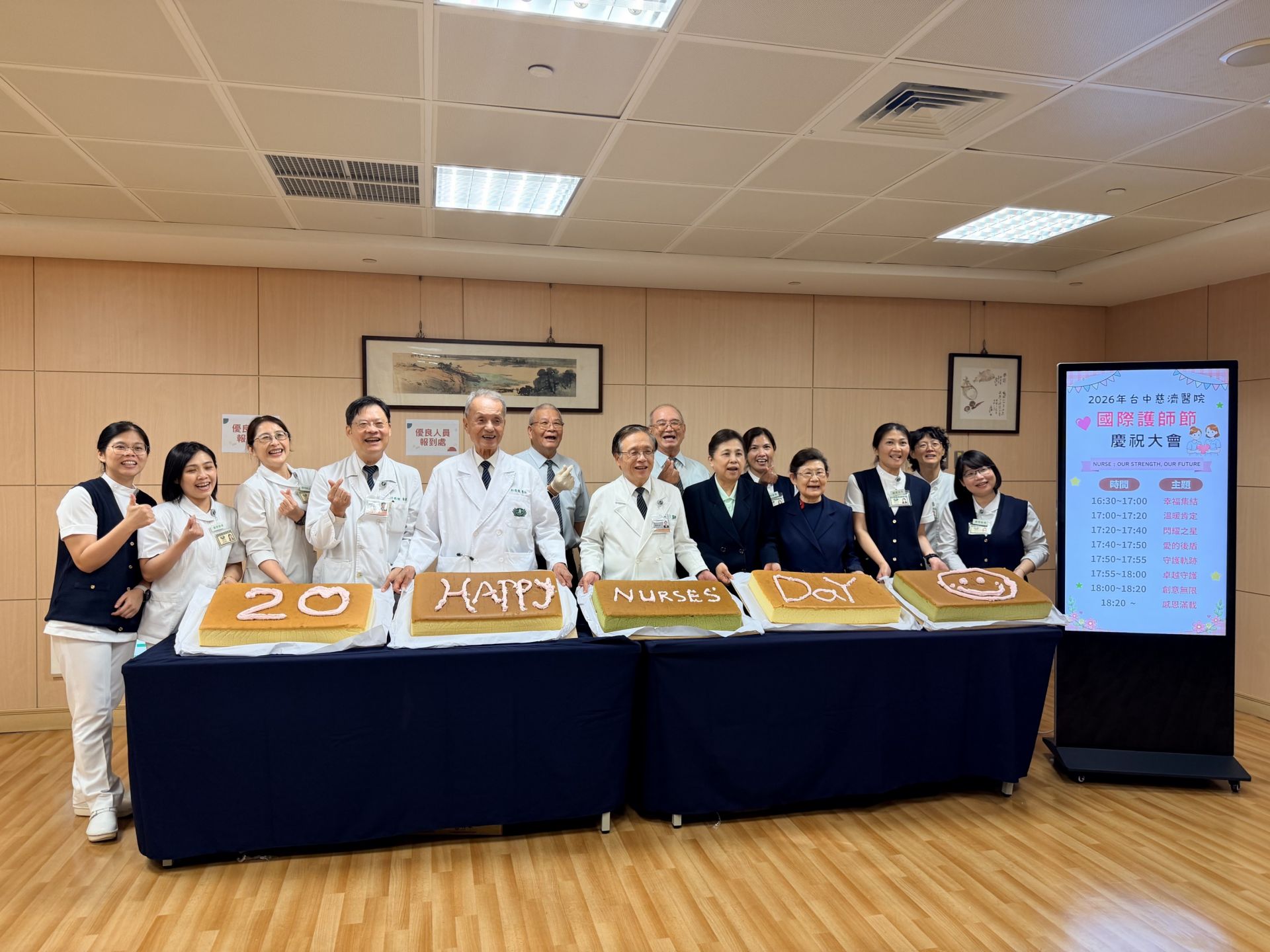 慈濟醫療志業執行長林俊龍(左五)與台中慈院院部主管祝福護理師節快樂。