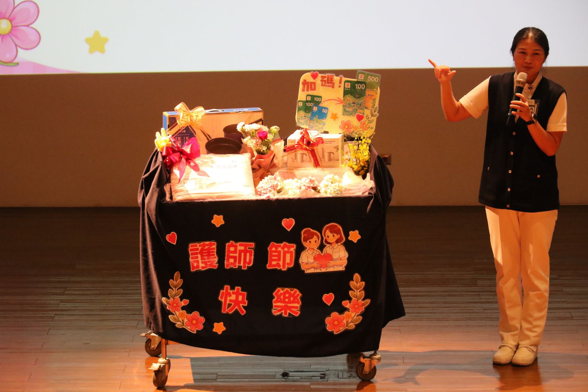 護理部主任李玉茹說明護理師節禮物,祝福所有護理師。