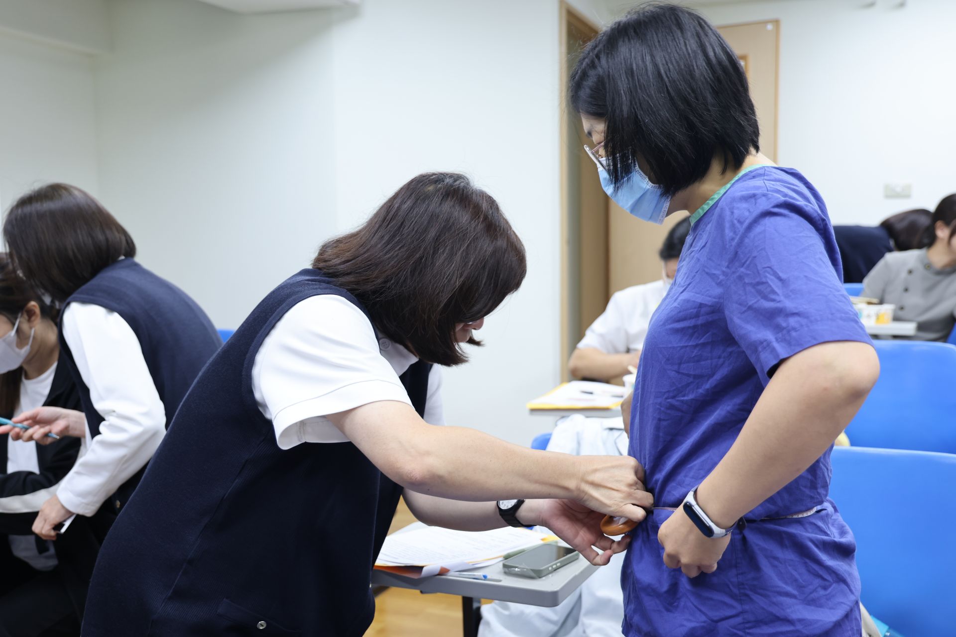 不少護理人員帶頭響應試用，在個管ˋ師協助下進行前測，先行做好自我健康管理，並透過意見反映優化應用程式以推廣給更多民眾使用。