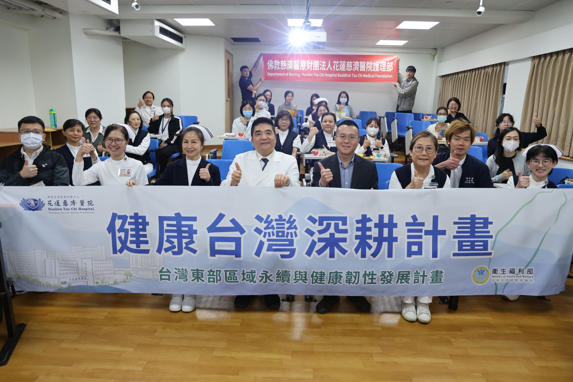 響應健康台灣深耕計畫，花蓮慈濟醫院護理部於五日成立「雲端護理照護中心」，以代謝症候群的民眾主要族群，優先守護東部民眾健康。羅慶徽副院長(左四)、護理部鍾惠君主任(左三)以及九日生行動科技股份有限公司執行長李祥豪(左五)共同參與雲端護理照護中心啟用。