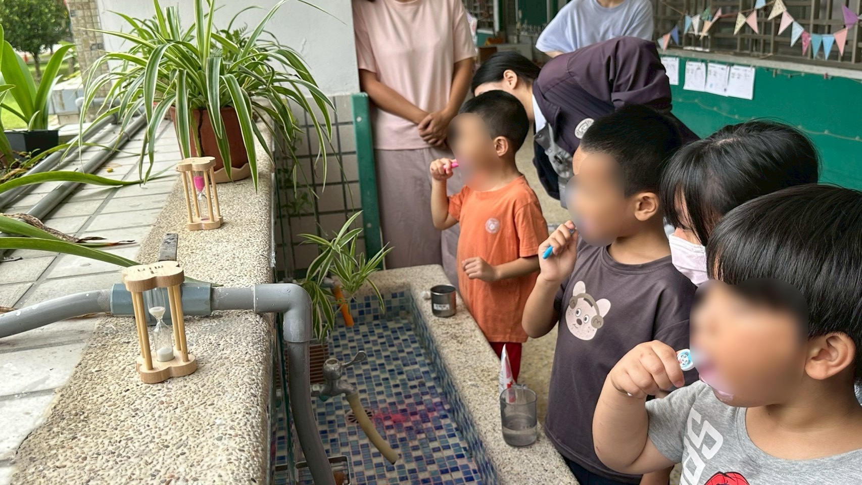 使用牙菌斑顯示劑進行刷牙練習