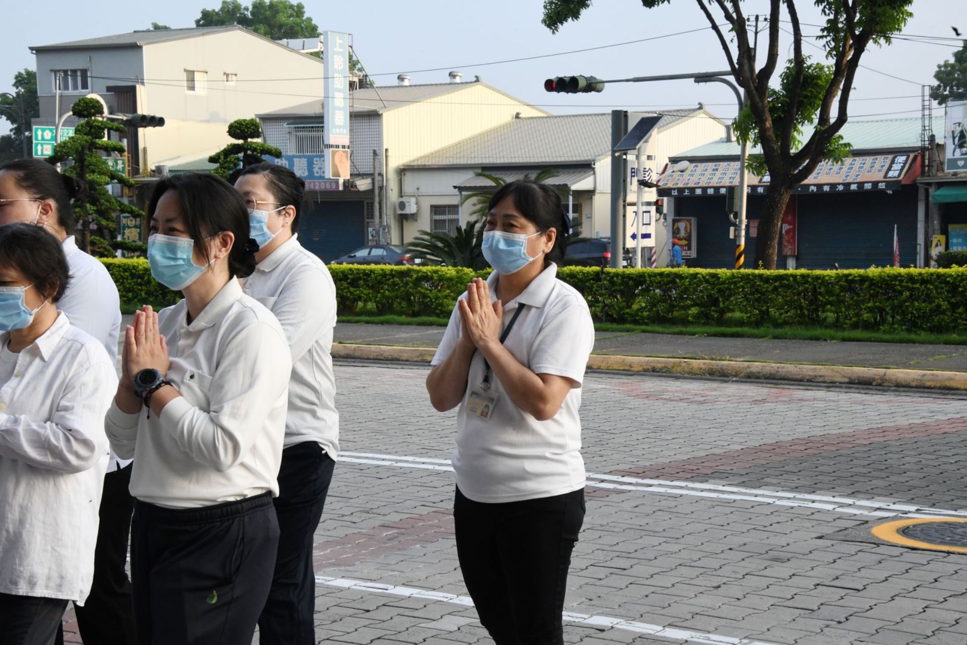 營養治療科供膳管理組的許寶綢,自醫院啟業之初便投入供膳行列,身為在地人,她無悔地將青春奉獻給大林慈濟,用每一頓溫熱餐食,默默傳遞大愛精神。