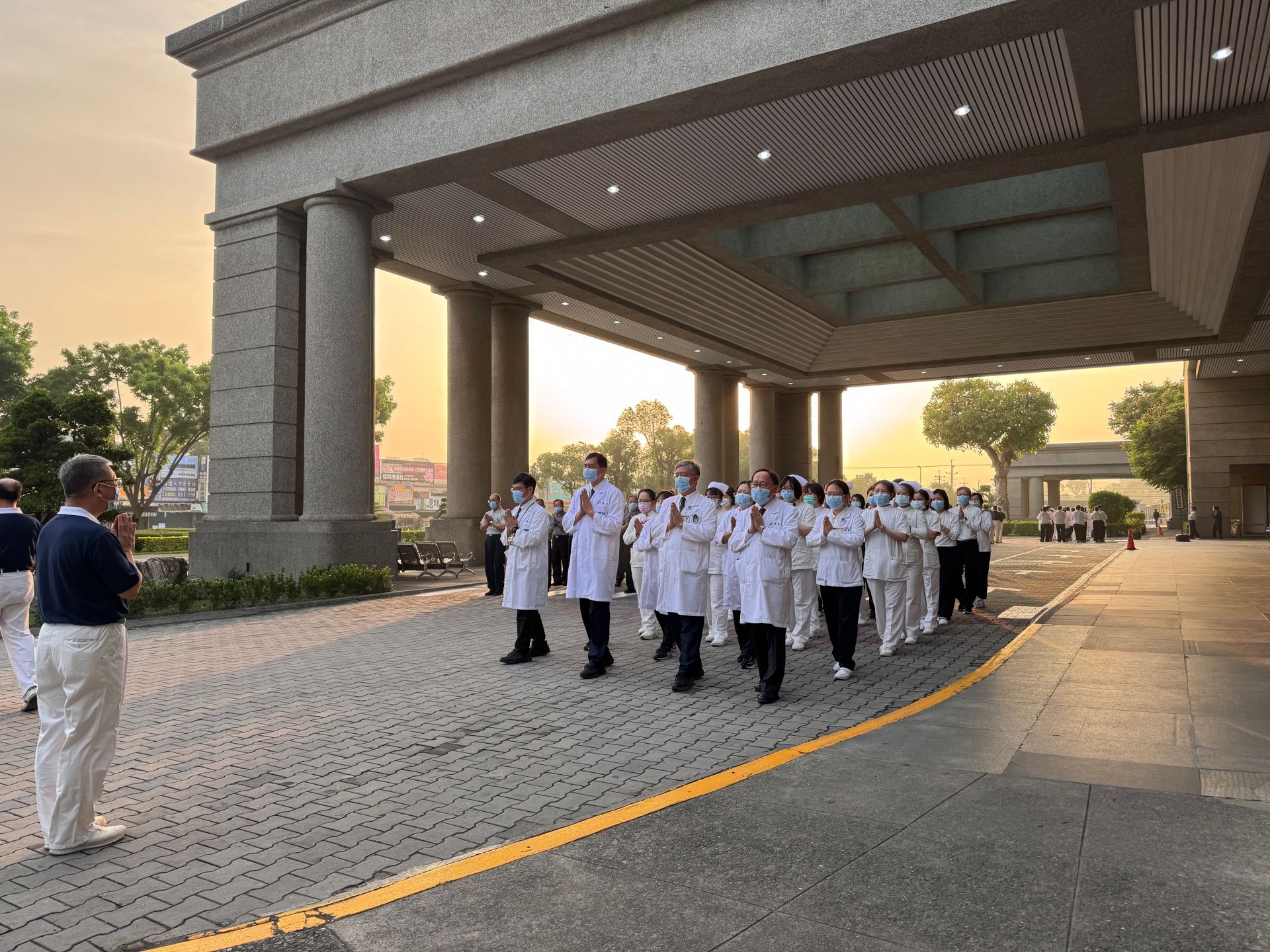 隨著莊嚴的佛號聲響起,院長室主管及全體同仁與志工們收攝身心,步調一致,展開了慈濟60周年慶的朝山儀式。
