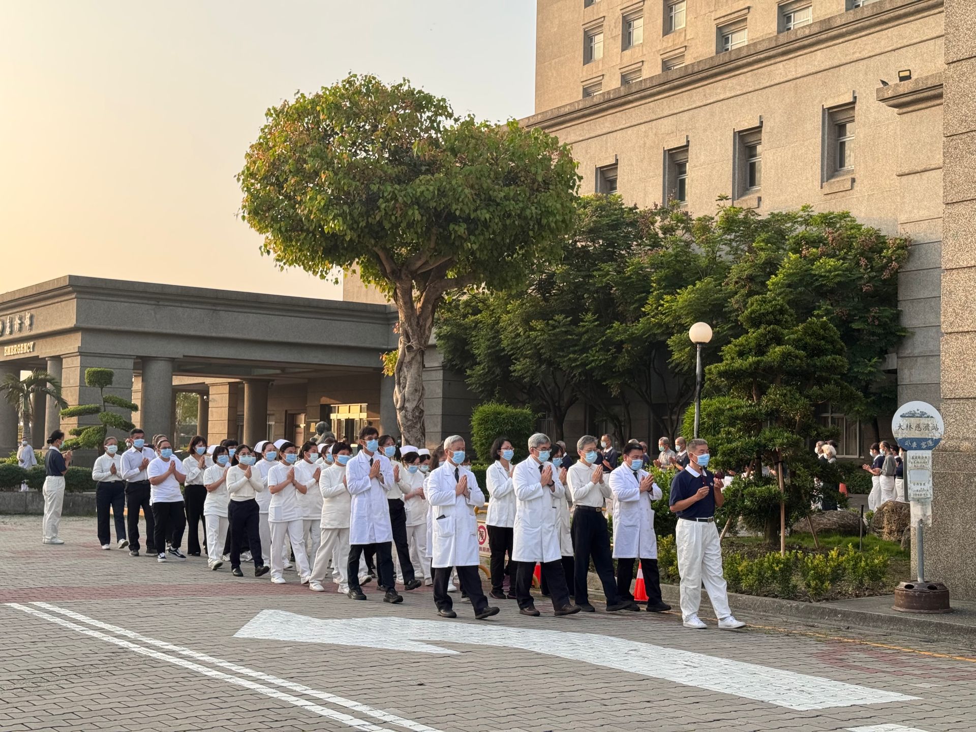 隨著莊嚴的佛號聲響起,院長室主管及全體同仁與志工們收攝身心,步調一致,展開了慈濟60周年慶的朝山儀式。