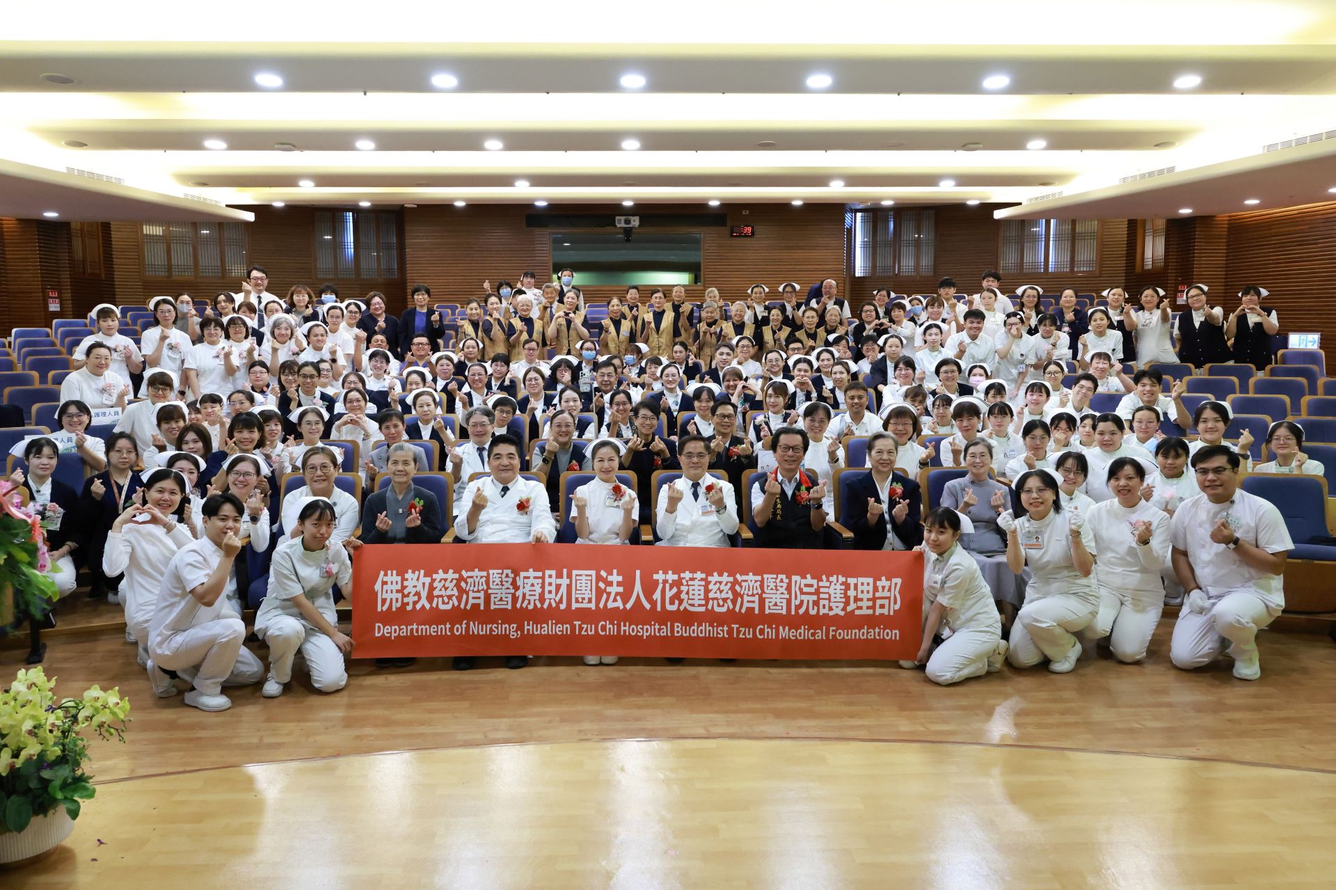 5月12日是國際護師節，花蓮慈濟醫院在7日上午舉辦「護師節慶祝大會」，以「志為護理傳光」為主題，感恩護理同仁長年在臨床第一線，以專業守護生命、以愛陪伴病人。