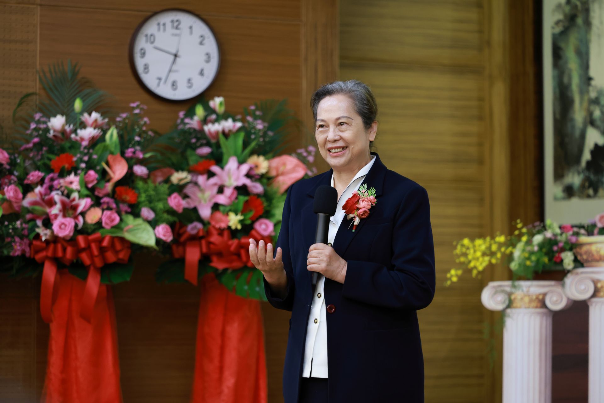 慈濟大學護理學院院長彭台珠則期許慈大護理校友將愛心建立在專業知識基礎上，持續在臨床發光。