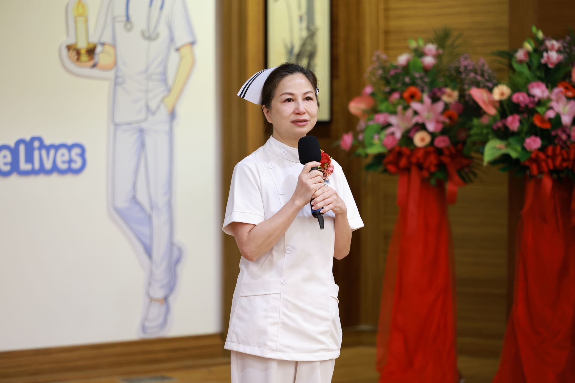 護理部主任鍾惠君表示，護理專業讓護理師在與病人互動中建立深厚的信賴關係，也因為這樣的護病關係，讓他們更能體會病人的苦與需要，使自己的生命更有厚度。