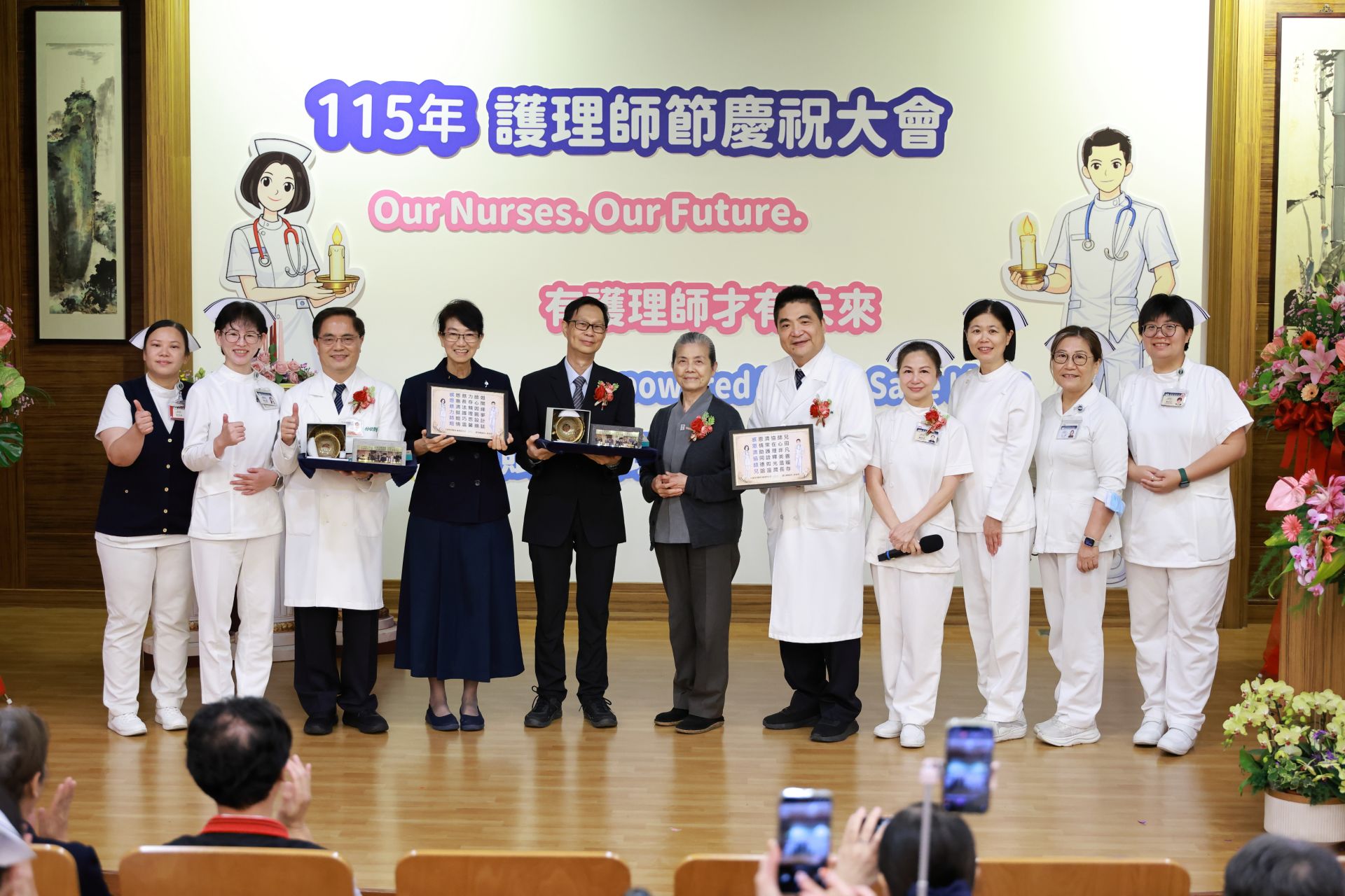 護師節大會上，團隊也感恩負責護理人文走廊策展與設計的新加坡慈濟志工莫濟協(左五)師兄與蕭慈力(左四)師姊。