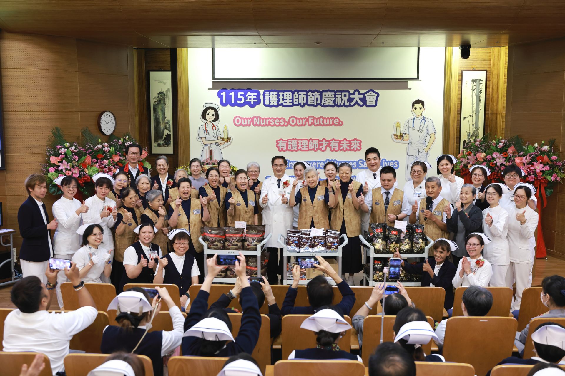 志工室主任顏靜曦(前排右三)笑說，「有你們真好！」準備巧克力，象徵「巧妙克服壓力」，祝福全體護理同仁護師節快樂。