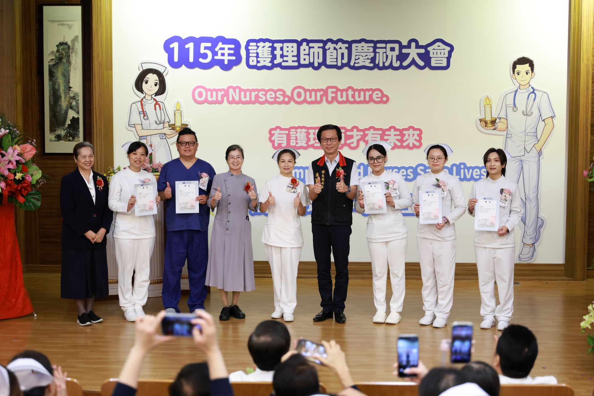 護師節慶祝大會上，表揚慈濟傑出青年護理師，右三為六西病房教學小組長江巧馨、右一為第一整合醫學急診後送病房副護理長林怡瑄。