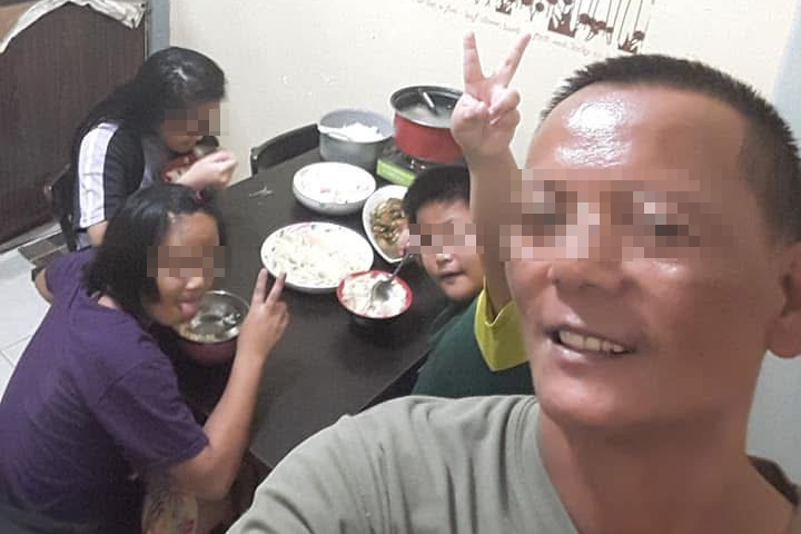 小芹爸爸親自下廚準備家常菜。用餐時,孩子們開心比出YA手勢,小芹還對鏡頭俏皮扮鬼臉,家中與親友相聚的氣氛輕鬆熱鬧,也展現一家人自然親暱的情感。