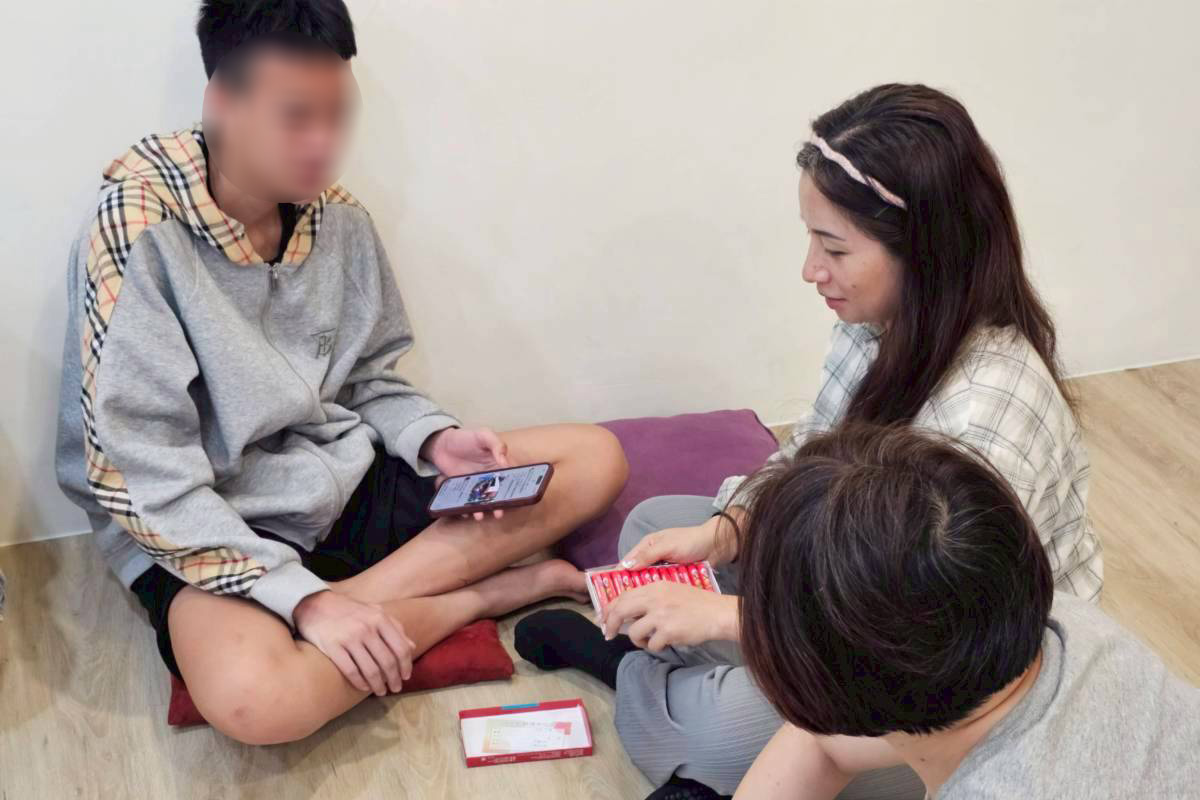 透過親子繪圖的活動，引導家長覺察孩子的情緒
