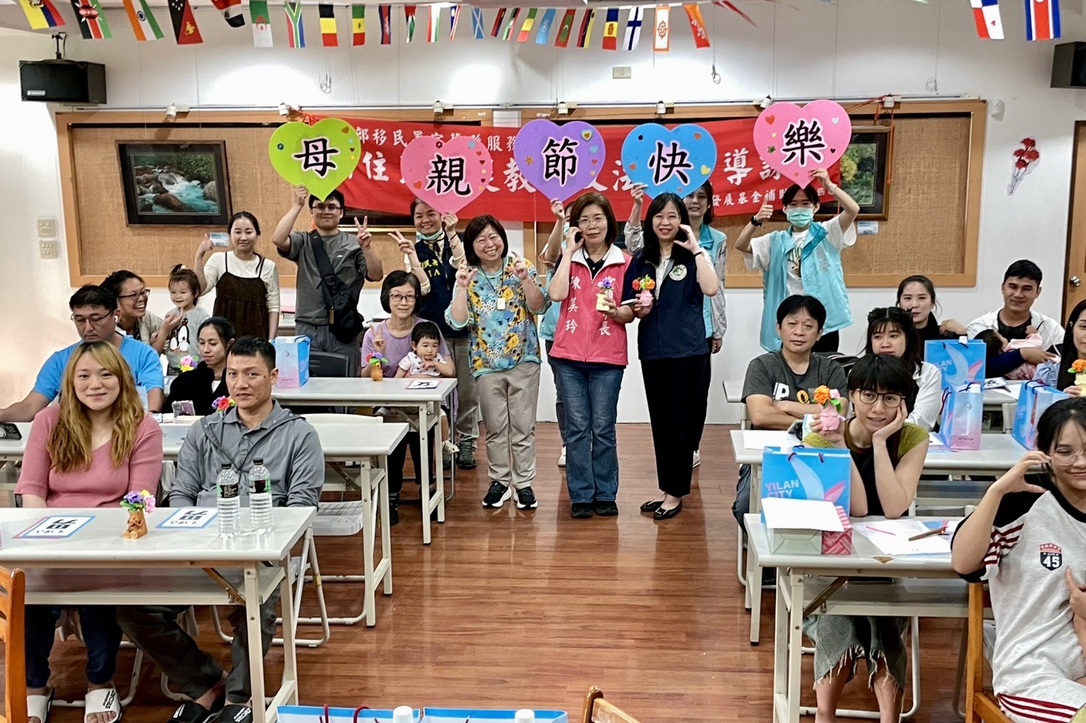 移民署攜手宜蘭市公所與新住民家庭共同歡慶母親節活動大合照