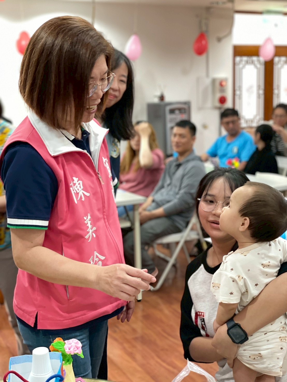 宜蘭市長陳美玲和新住民家庭宣導婦幼福利政策