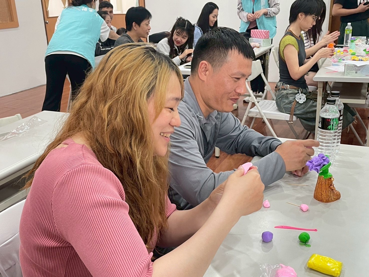民眾體驗製作母親節盆栽康乃馨手作