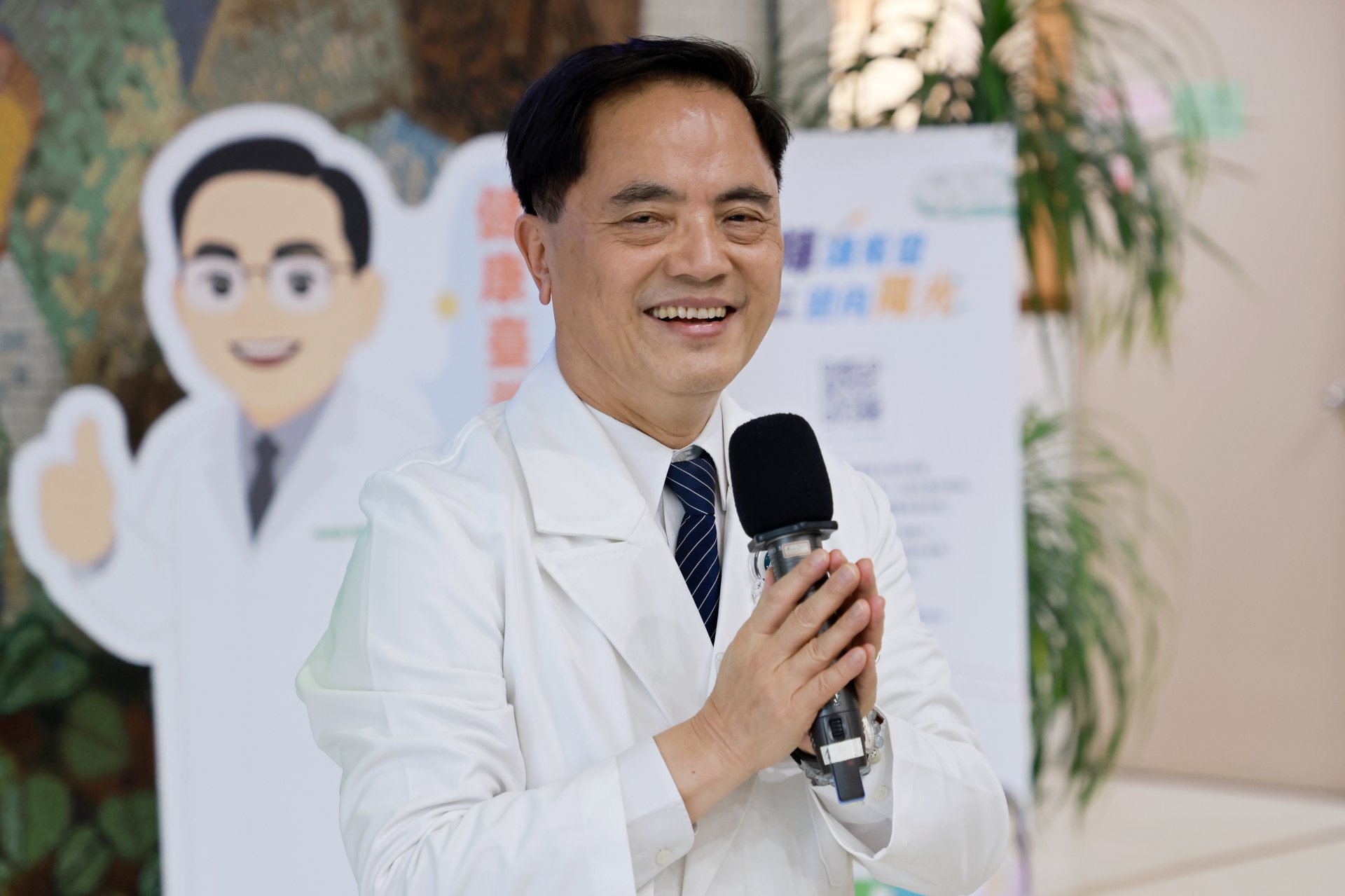 林欣榮院長表示,五月適逢母親節、佛誕節、全球慈濟日「三節合一」。在平日忙碌且高壓的醫療前線,醫療志工就是同仁背後最溫暖的依靠