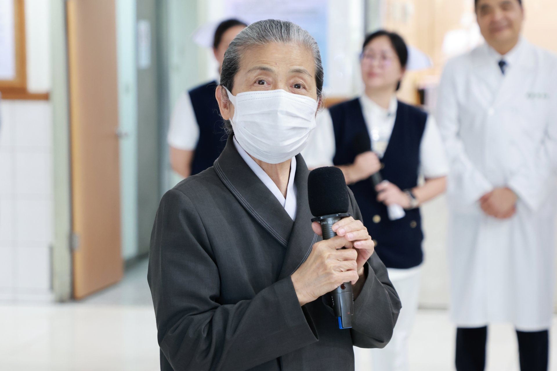 顏靜曦師姊開心地表示,在林欣榮院長的領導與同仁的關愛下,志工每天都笑容滿面,醫院如同家的溫暖就是最好的母親節禮物。