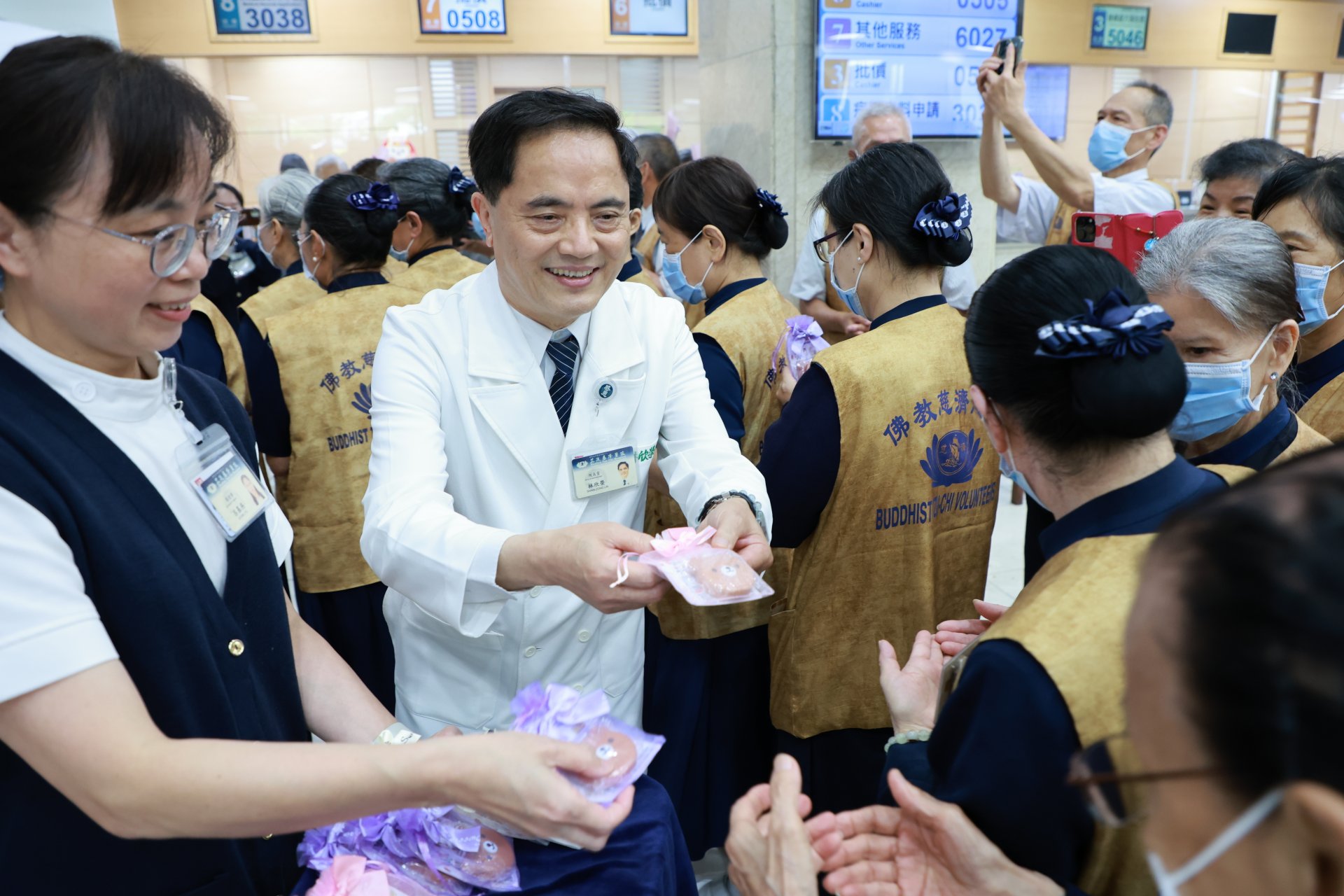 花蓮慈院獻上象徵愛與感恩的康乃馨,今年更有「魔法健康皮尺」,讓志工隨時監測身體指標,此外,花蓮慈院還準備了古早味蛋糕分享甜蜜。