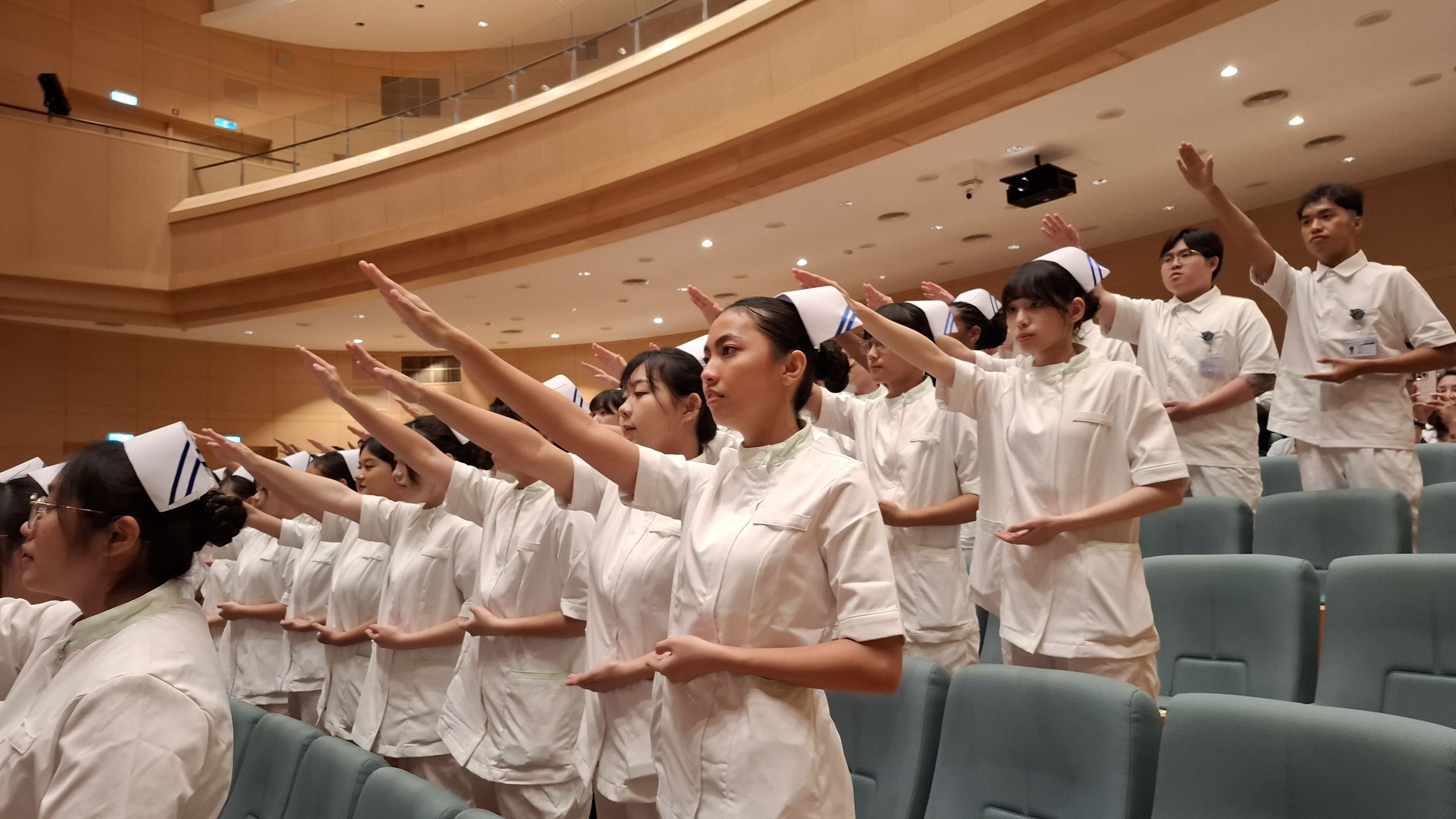 加冠後宣誓正是踏入護理專業的重要時刻。