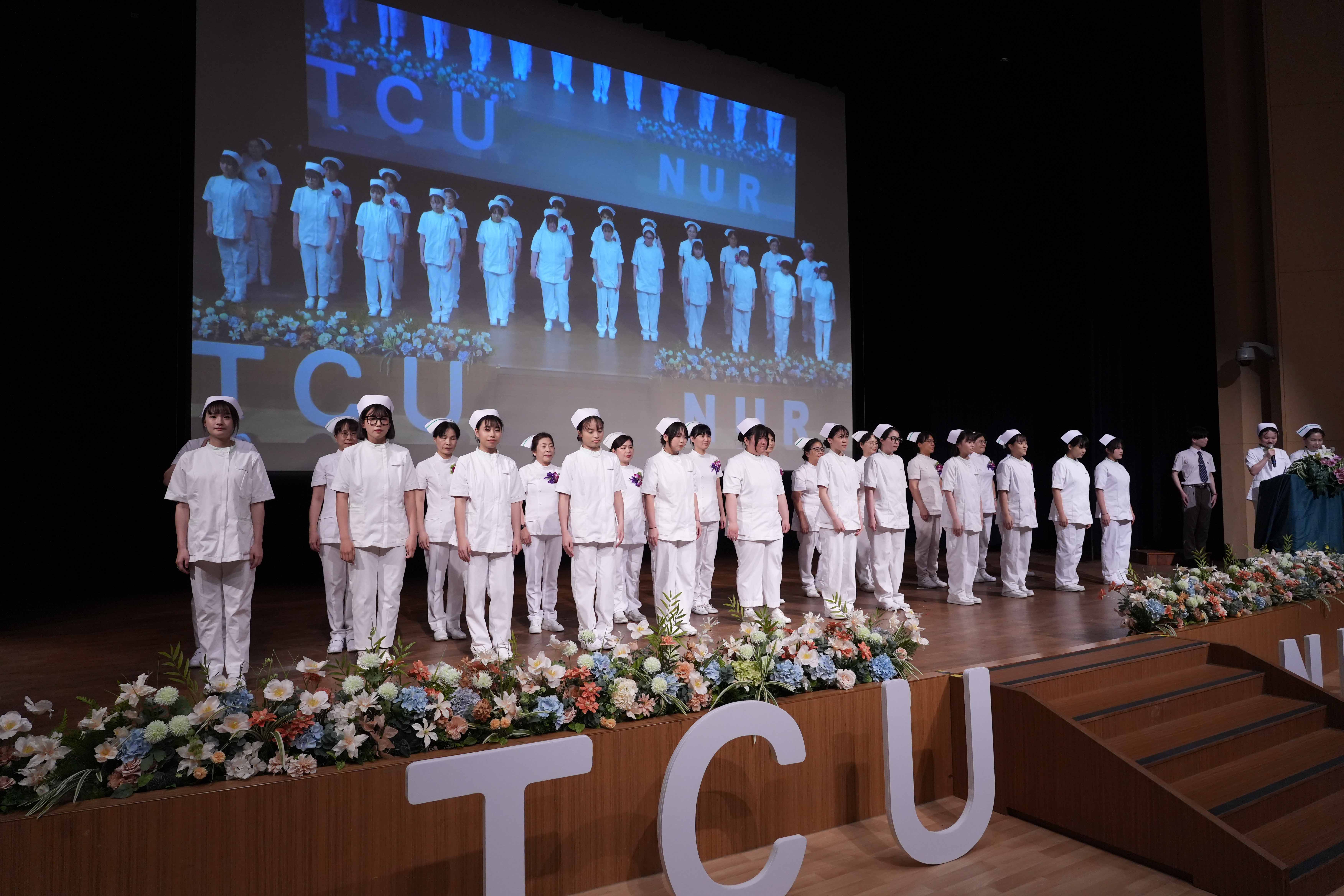 慈濟大學舉辦114學年度護理學院加冠暨傳光典禮。