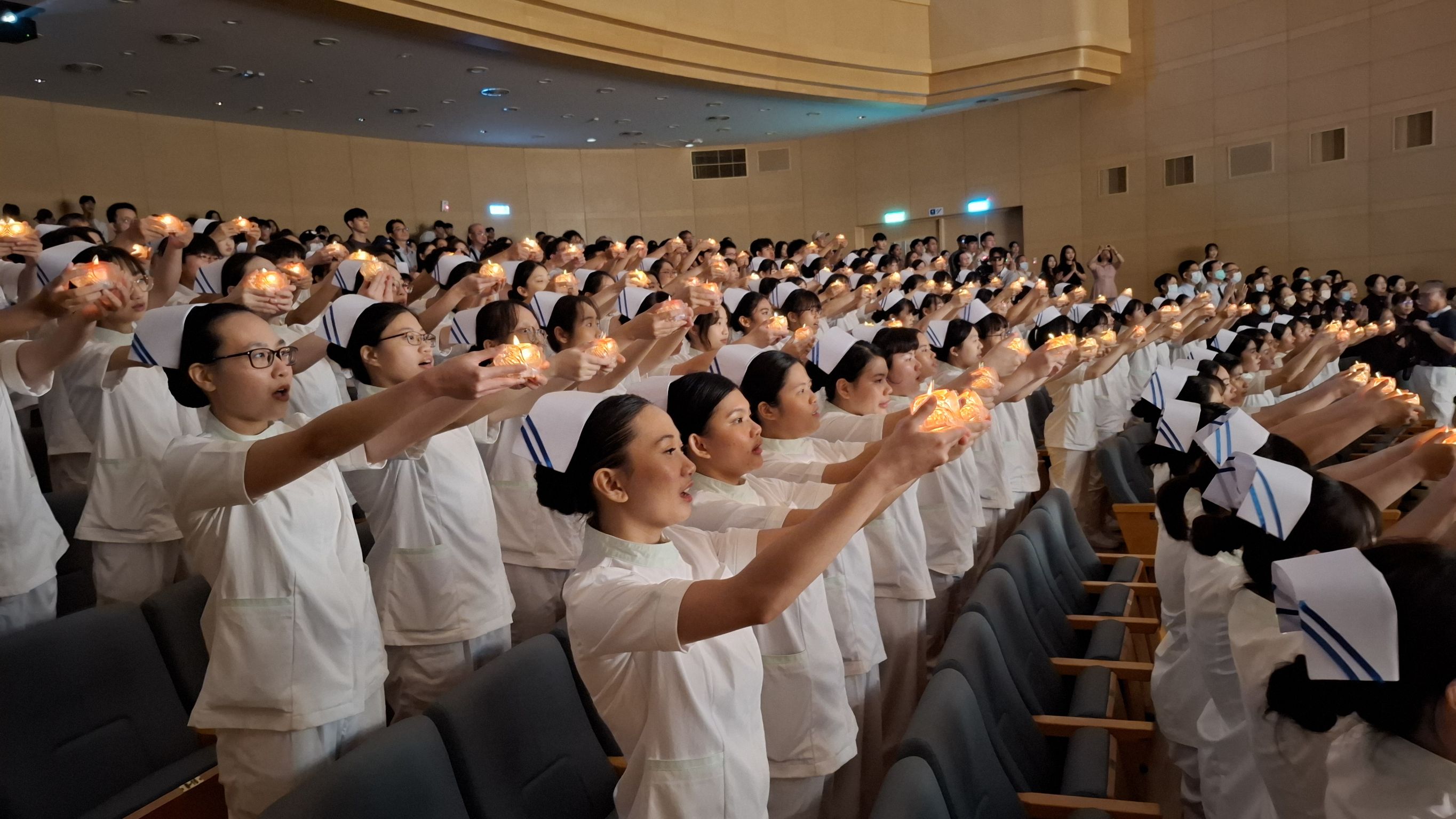 盞盞心燈象徵傳承視病如親的護理精神,讓溫暖的光照亮每個角落。