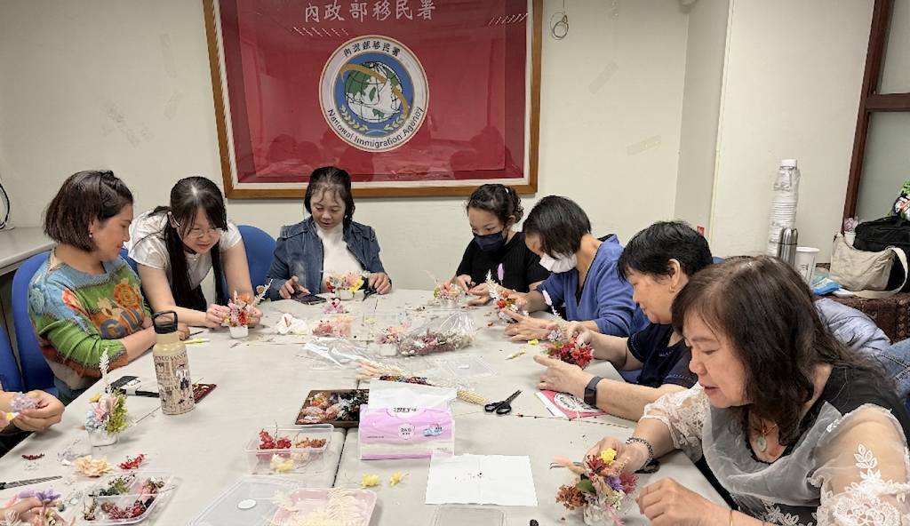 學員專心製作永生花束,將對母親的思念化作一朵朵不凋之花。